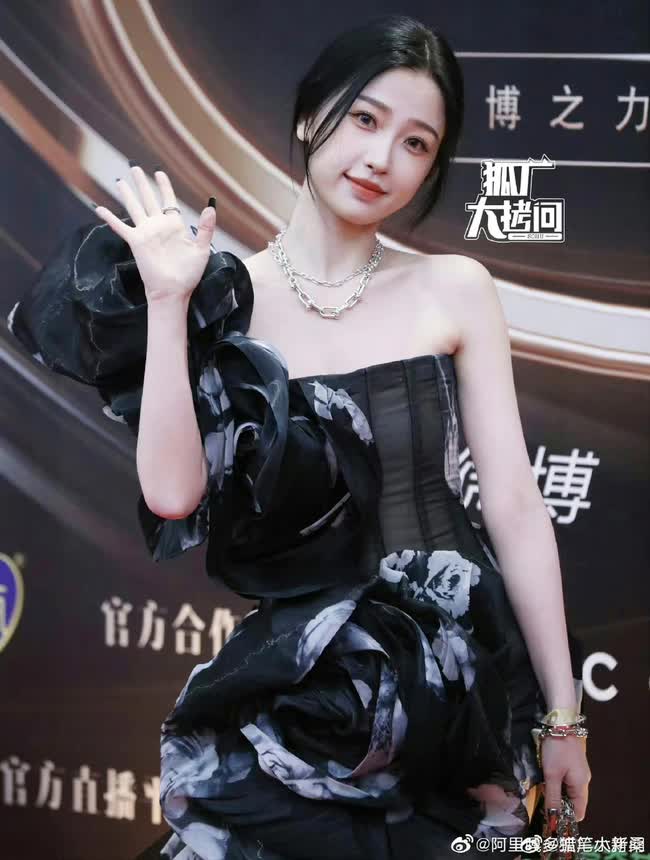 Thảm đỏ Đêm hội Weibo hoá thảm hoạ: Ngu Thư Hân - Bạch Lộc diêm dúa, Jessica Jung lột xác đè bẹp minh tinh khoe cơ bụng - Ảnh 3.