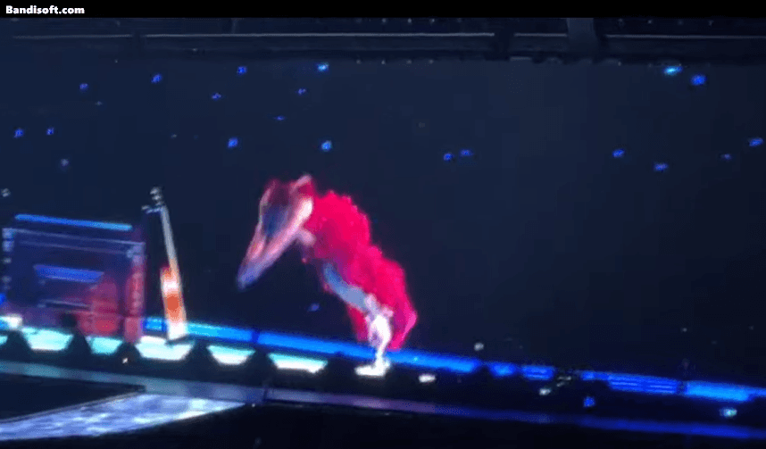 Taylor Swift bơi lội trên sân khấu đầy ảo diệu - Ảnh 1.