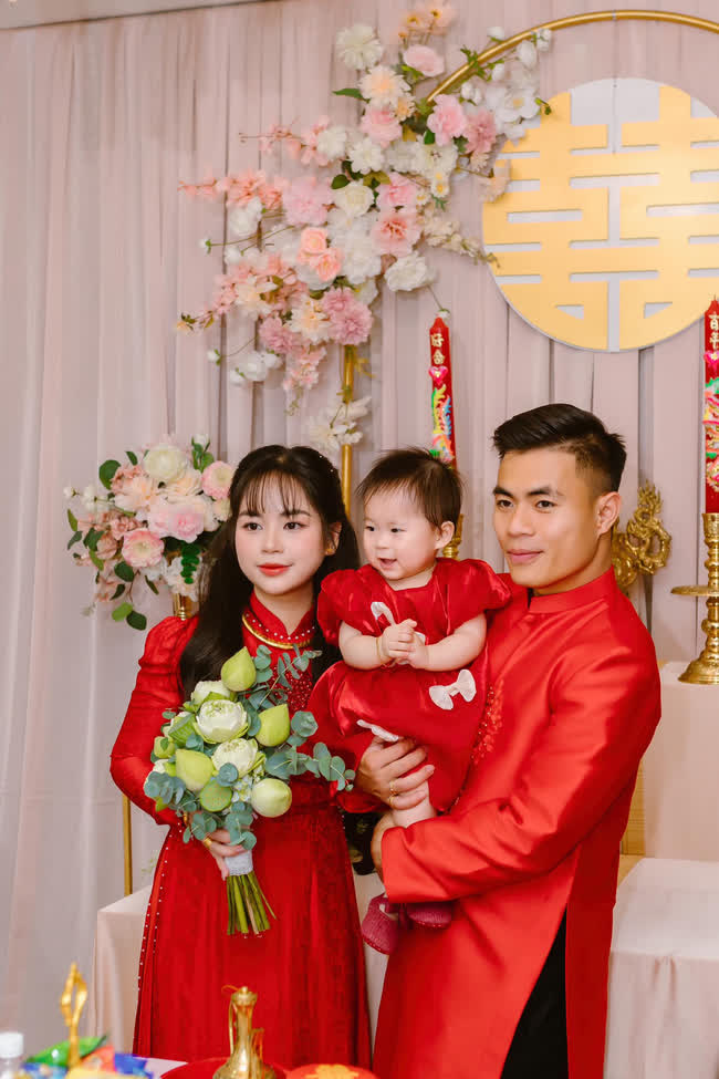 Cựu đội phó U23 Việt Nam kết hôn, rước về cả trâu lẫn nghé - Ảnh 1.