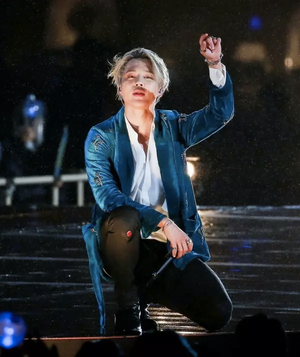 Gọi Jimin (BTS) là thánh xử lý sự cố: Hết trượt chân ngã bất động đến đổ máu đều cân hết! - Ảnh 6.