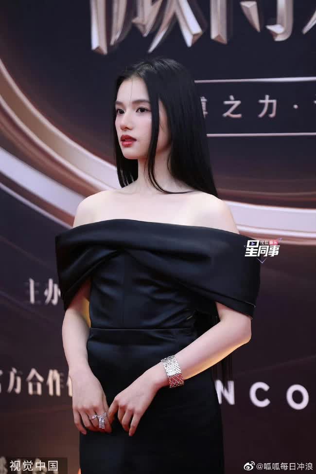 Thảm đỏ Đêm hội Weibo hoá thảm hoạ: Ngu Thư Hân - Bạch Lộc diêm dúa, Jessica Jung lột xác đè bẹp minh tinh khoe cơ bụng - Ảnh 15.