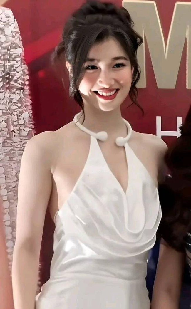 Á hậu Phương Nhi gặp sự cố suýt vồ ếch khi trình diễn, xử lý như thế nào mà được khen ngợi? - Ảnh 7.