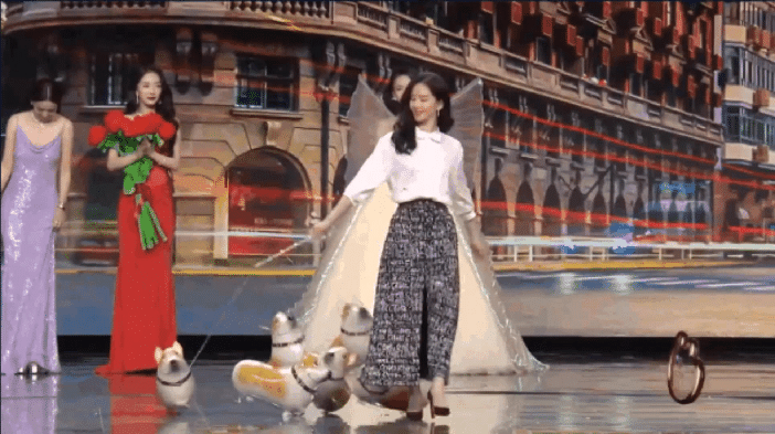 Mối quan hệ lạnh lẽo của Lưu Diệc Phi với d&agrave;n mỹ nữ sau 85 của showbiz: Dương Mịch n&eacute; tr&aacute;nh đứng c&ugrave;ng, ngồi cạnh cũng lặng im kh&ocirc;ng n&oacute;i - Ảnh 5.