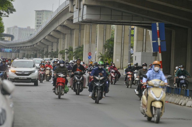 Hà Nội chuyển lạnh, người dân co ro khi ra đường - Ảnh 1.