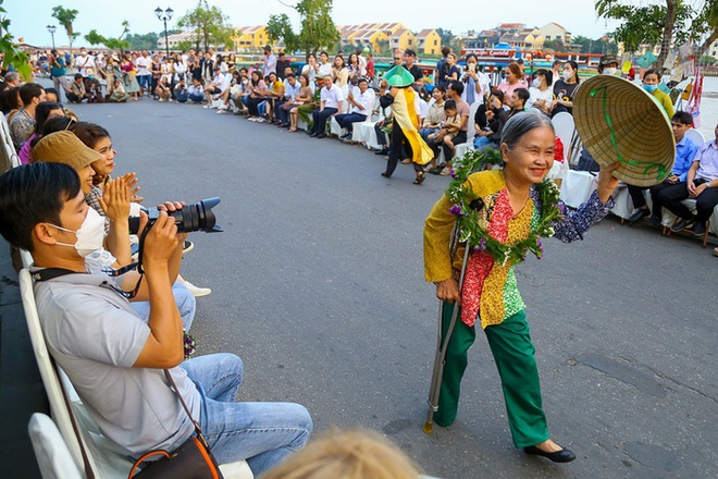 Show áo dài bằng vải vụn do người mẫu khuyết tật trình diễn hưởng ứng Giờ Trái đất tại Hội An - Ảnh 12.