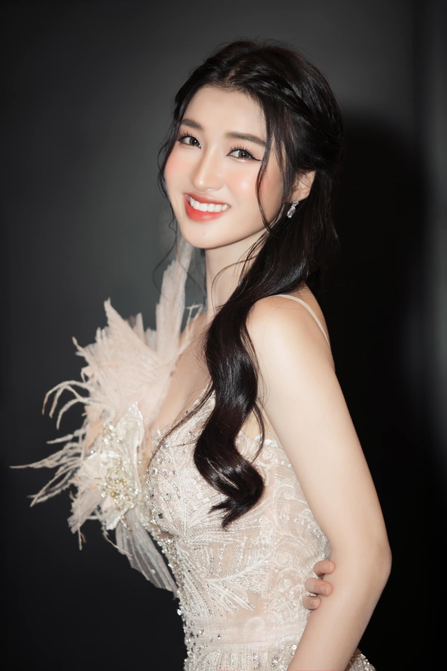 Á hậu Phương Nhi gặp sự cố suýt vồ ếch khi trình diễn, xử lý như thế nào mà được khen ngợi? - Ảnh 5.