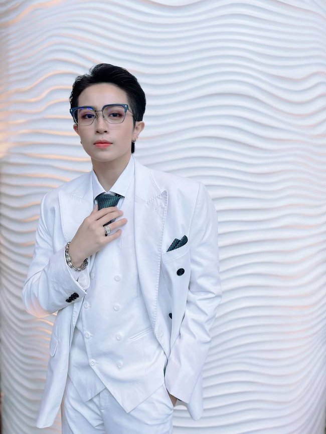 Ngỡ ngàng trước ảnh diện áo dài cực nữ tính của 1 ca sĩ: Nay lột xác với style tomboy, từng vướng tin đồn tình cảm với 2 sao nữ! - Ảnh 10.