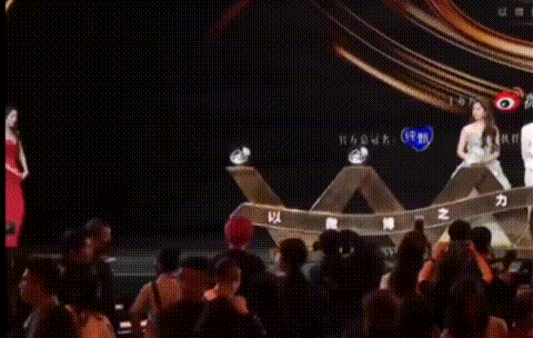 Mối quan hệ lạnh lẽo của Lưu Diệc Phi với d&agrave;n mỹ nữ sau 85 của showbiz: Dương Mịch n&eacute; tr&aacute;nh đứng c&ugrave;ng, ngồi cạnh cũng lặng im kh&ocirc;ng n&oacute;i - Ảnh 3.