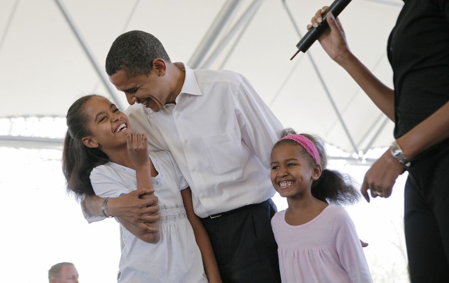 Từng là những đứa trẻ được cả thế giới quan tâm, 2 cựu đệ nhất tiểu thư nhà Obama bây giờ ra sao? - Ảnh 2.
