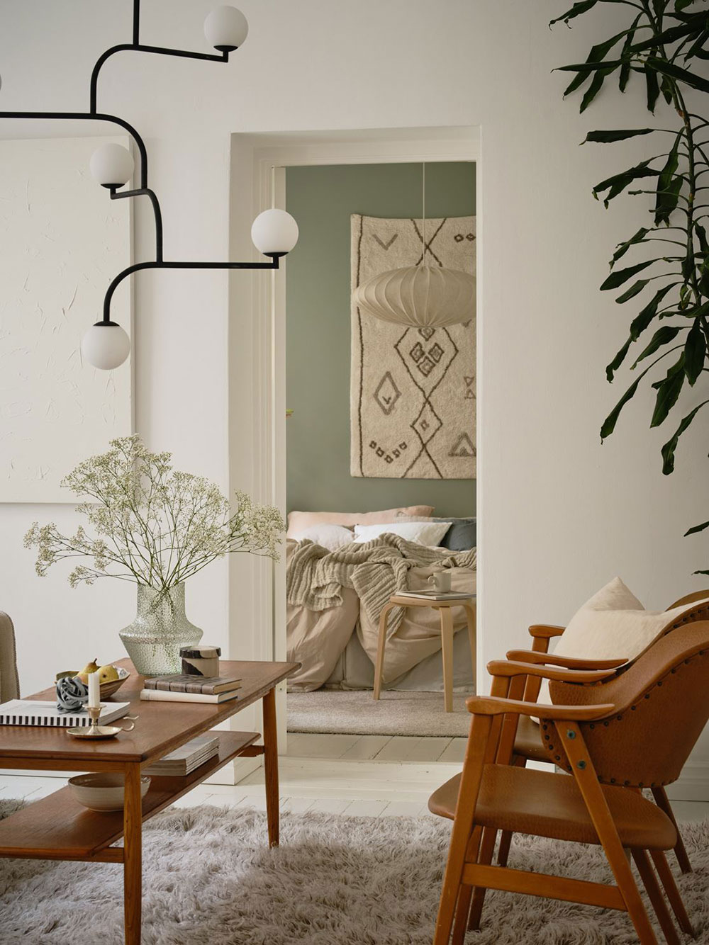 Căn hộ nhỏ 47m² đốn tim chị em nhờ vẻ đẹp tươi mát, đầy hơi thở mùa xuân - Ảnh 2. Căn hộ nhỏ 47m² đốn tim chị em nhờ vẻ đẹp tươi mát, đầy hơi thở mùa xuân - Ảnh 2.