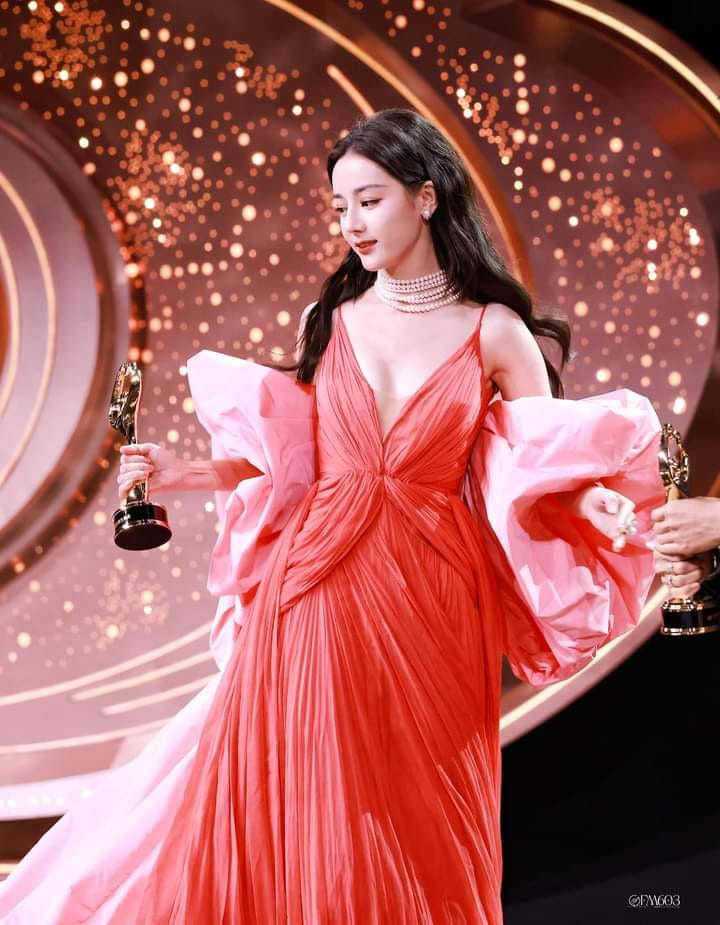 Vẻ đẹp của Địch Lệ Nhiệt Ba tại Đêm Hội Weibo 2023 thế nào dưới ống kính "cam thường"?