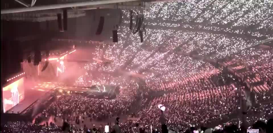 Biển lightstick đổi màu đẹp khó tin fan tặng BLACKPINK, Lisa mừng sinh nhật ấm cúng tại concert - Ảnh 7.