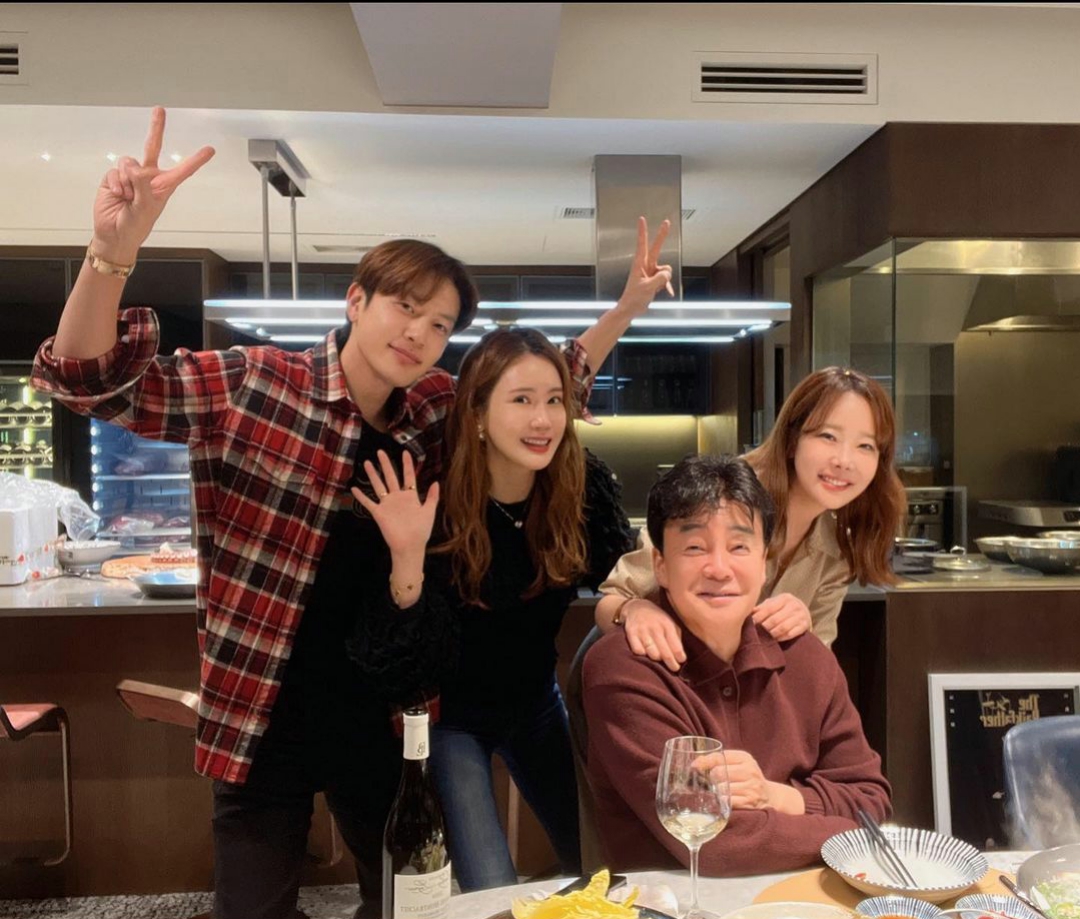 Lee Da Hae - Se7en lần đầu cùng lộ diện sau tin kết hôn: Sự chú ý đổ đồn vào gương mặt biến chứng “dao kéo” của đàng gái - Ảnh 2. Lee Da Hae - Se7en lần đầu cùng lộ diện sau tin kết hôn: Sự chú ý đổ đồn vào gương mặt biến chứng “dao kéo” của đàng gái - Ảnh 2.
