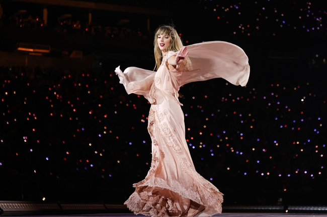 Ấm lòng concert của Taylor Swift: Fan khuyết tật được chăm sóc tinh tế, bác bảo vệ xem say mê... quên luôn nhiệm vụ - Ảnh 1.