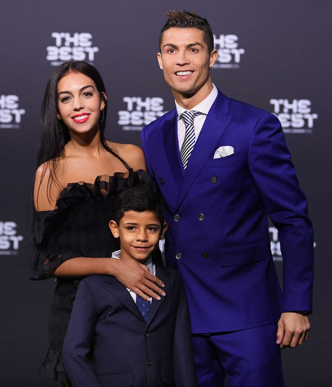 Chia tay Ronaldo vì bám váy mẹ, siêu mẫu quyến rũ nhất thế giới mất 11 triệu người theo dõi sau một ngày - Ảnh 3.