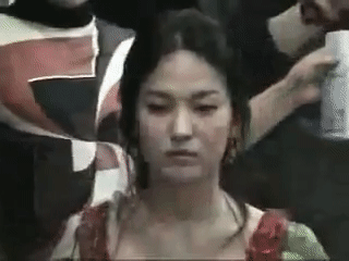 Song Hye Kyo lén làm điều này khi đứng bên tài tử Kwon Sang Woo trên sân khấu 20 năm trước - Ảnh 5.