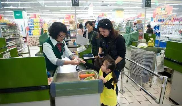 Cách xử sự của bà mẹ khi con lén lấy đồ ở siêu thị - Ảnh 1.