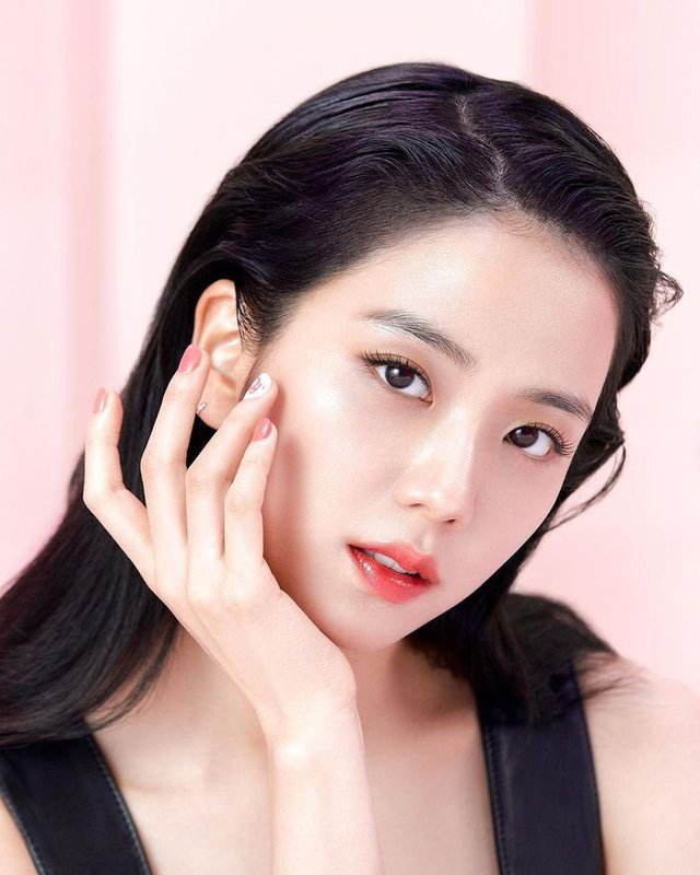 Jisoo mê đắm màu son đỏ Dior, chị em cũng có thể cheap moment bằng 5 mẫu tương tự mà giá hạt dẻ hơn nhiều - Ảnh 1.