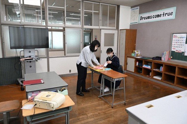 Chỉ có thể là Nhật Bản: Ngôi trường mở cửa chỉ để dạy 1 học sinh, giáo viên phải thay nhau đóng giả học trò để không khí bớt buồn chán - Ảnh 2.
