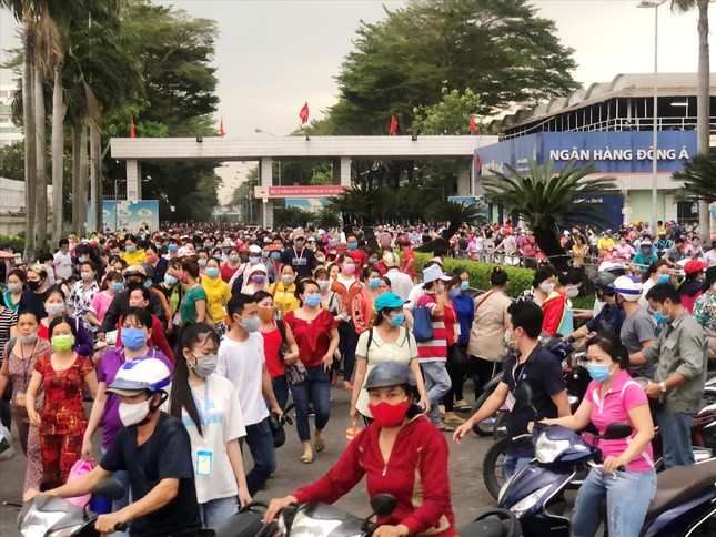 Ngậm ngùi công nhân nhận trợ cấp thôi việc phải đóng thuế - Ảnh 2.