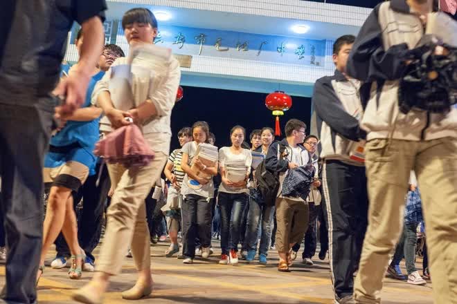 Bên trong công xưởng ôn thi đại học lớn nhất Trung Quốc: Học 15 tiếng/ngày nhưng chỉ có 15 phút để ăn, giáo viên lên lịch sinh hoạt cho cả lớp để tránh lãng phí thời gian - Ảnh 3.