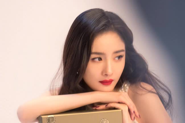 Dương Mịch đ&oacute;ng m&aacute;y phim mới, mặc đơn giản vẫn chiếm spotlight v&igrave; qu&aacute; đẹp - Ảnh 6.