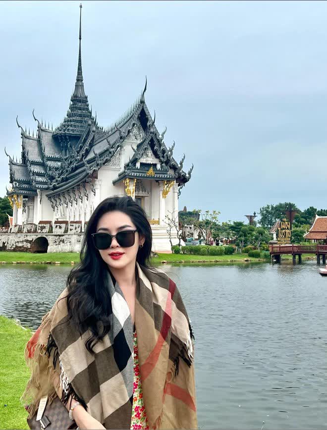 Hot girl phẫu thuật thẩm mỹ Vũ Thanh Quỳnh sau 8 năm “đập đi xây lại”: Sự nghiệp rực rỡ, nhan sắc lên hương nhưng vẫn lẻ bóng - Ảnh 9. Hot girl phẫu thuật thẩm mỹ Vũ Thanh Quỳnh sau 8 năm “đập đi xây lại”: Sự nghiệp rực rỡ, nhan sắc lên hương nhưng vẫn lẻ bóng - Ảnh 9.