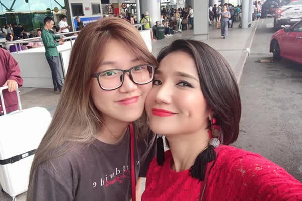 Xôn xao con gái MC Cát Tường đang du học đòi bỏ về nước vì mẹ bị ép nghỉ việc, thương mẹ nên còn đi làm thêm bưng phở - Ảnh 2. Xôn xao con gái MC Cát Tường đang du học đòi bỏ về nước vì mẹ bị ép nghỉ việc, thương mẹ nên còn đi làm thêm bưng phở - Ảnh 2.