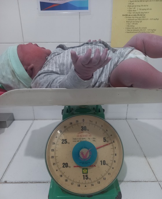 Hà Tĩnh: Thêm một trẻ chào đời cân nặng 6kg - Ảnh 1.