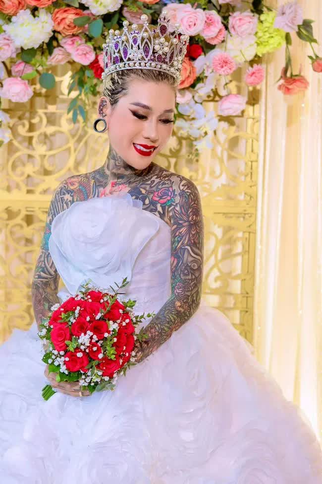 Đám cưới hot nhất mạng xã hội: Cô dâu chuyển giới và chú rể kém 20 tuổi, chốt cưới sau một tháng hẹn hò - Ảnh 1.