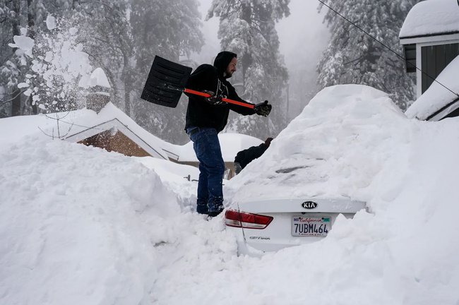 Tuyết kín nóc, tràn cả vào nhà, người dân California ví von như bom tuyết - Ảnh 4.