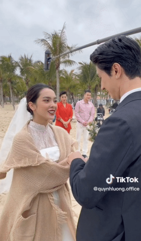 Diện váy cưới kín đáo, thanh tao, Quỳnh Lương hé lộ khoảnh khắc hậu trường nhìn thôi cũng thấy xót - Ảnh 5.