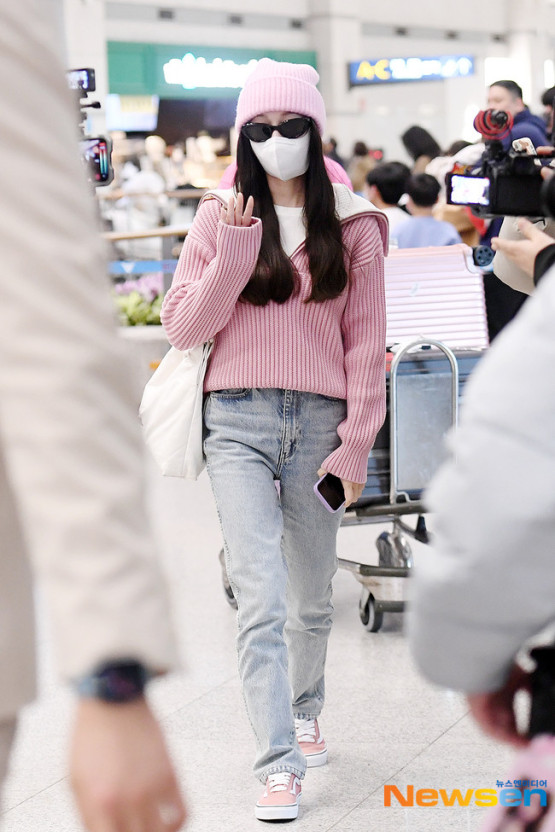 Sân bay biến thành sàn diễn nhờ dàn sao khủng: Lisa đọ chân dài với bạn thân, Park Seo Joon soái xỉu dù lộ nếp nhăn - Ảnh 13.