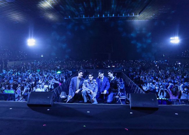 F4 Thái Lan đi tour ở Việt Nam: 4 mỹ nam chiêu đãi fan loạt hit, 1 người đang hát bỗng phì cười! - Ảnh 18.