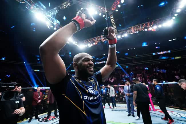 Giành đai hạng nặng UFC, Jon Jones khẳng định vị thế của võ sĩ MMA vĩ đại nhất lịch sử - Ảnh 4.