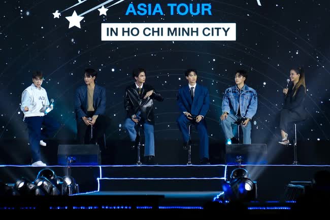 F4 Thái Lan đi tour ở Việt Nam: 4 mỹ nam chiêu đãi fan loạt hit, 1 người đang hát bỗng phì cười! - Ảnh 2.