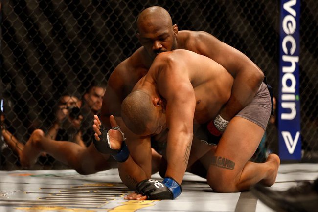 Giành đai hạng nặng UFC, Jon Jones khẳng định vị thế của võ sĩ MMA vĩ đại nhất lịch sử - Ảnh 3.