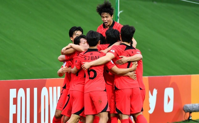 Thần đồng lập si&ecirc;u phẩm như Messi, U20 H&agrave;n Quốc đặt một ch&acirc;n v&agrave;o tứ kết - Ảnh 1.