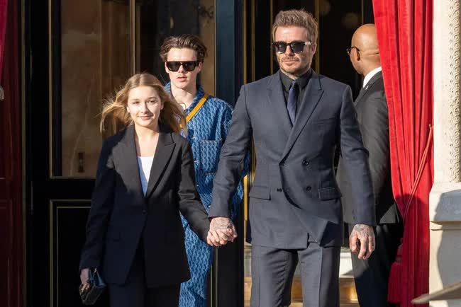 David Beckham lịch l&atilde;m khi hội ngộ người bạn th&acirc;n Ronaldo b&eacute;o tại show thời trang của vợ - Ảnh 4.