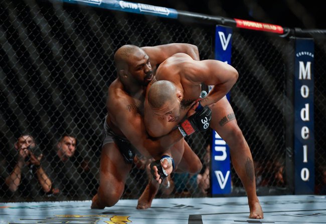 Giành đai hạng nặng UFC, Jon Jones khẳng định vị thế của võ sĩ MMA vĩ đại nhất lịch sử - Ảnh 2.