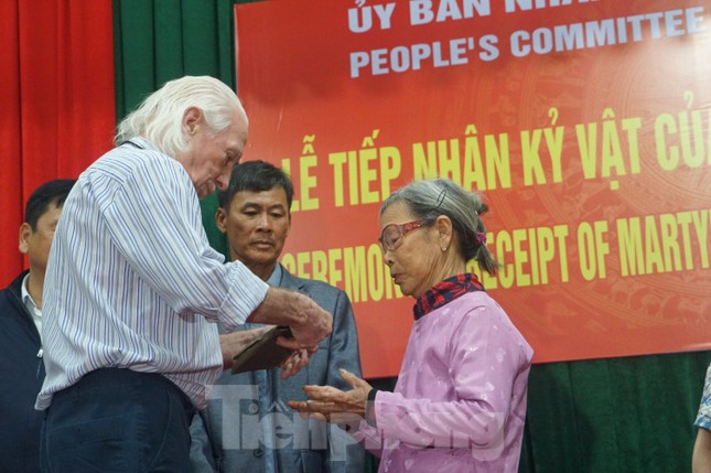 Cựu binh Mỹ vượt hơn 13.000km đến H&agrave; Tĩnh trao trả cuốn nhật k&yacute; cho gia đ&igrave;nh liệt sĩ - Ảnh 4.