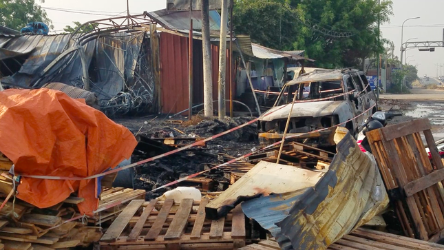 Cháy lớn tại bãi phế liệu, ô tô và nhiều tài sản bị thiêu rụi - Ảnh 2.