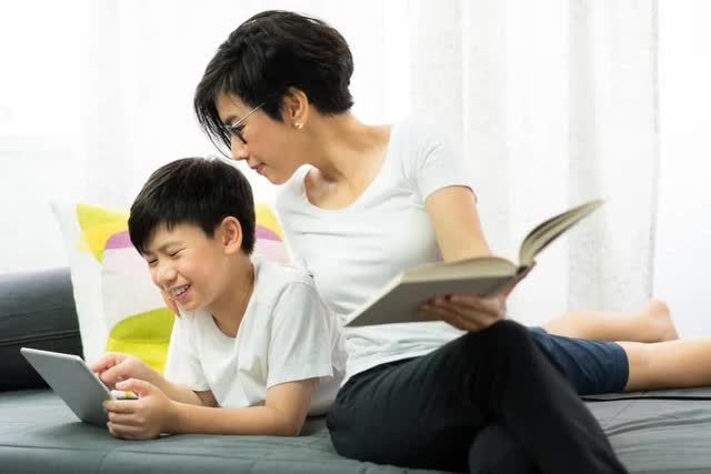 Trẻ nghiện phim hoạt h&igrave;nh: Chẳng cần cấm cản hay đ&aacute;nh mắng, cha mẹ l&agrave;m theo c&aacute;ch n&agrave;y mới hữu &iacute;ch gấp bội - Ảnh 3.