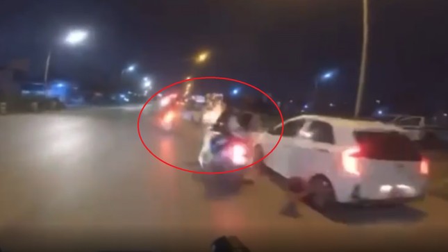 Kinh ho&agrave;ng qu&aacute;i xế t&ocirc;ng văng chiến sĩ CSGT - Ảnh 1.