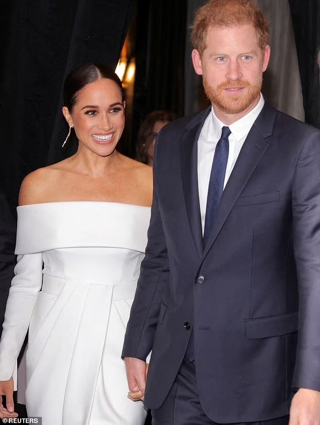 Bị đuổi khỏi nhà, Harry và Meghan ở đâu? - Ảnh 1.