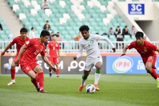U20 Trung Quốc thắng sốc đương kim vô địch Saudi Arabia, tràn trề cơ hội đi tiếp - Ảnh 2.