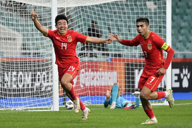 U20 Trung Quốc thắng sốc đương kim vô địch Saudi Arabia, tràn trề cơ hội đi tiếp - Ảnh 1.