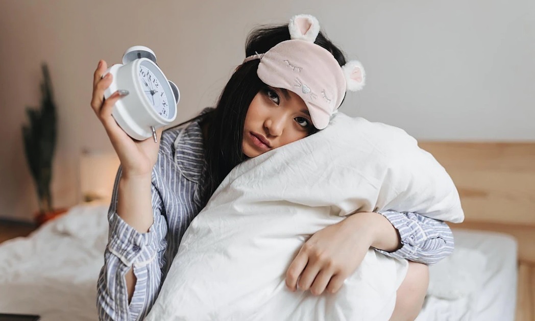 Buổi đêm khi ngủ, nếu cơ thể xảy ra 4 vấn đề này thì có thể là điềm báo cho thấy sức khỏe bạn không ổn - Ảnh 2.