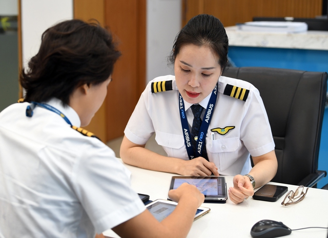Nữ cơ phó xúc động vì chồng bất ngờ xuất hiện trên chuyến bay đặc biệt ngày 8/3 - Ảnh 3.