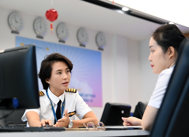 Nữ cơ phó xúc động vì chồng bất ngờ xuất hiện trên chuyến bay đặc biệt ngày 8/3 - Ảnh 2.